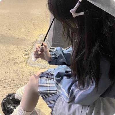 与一位女士合影